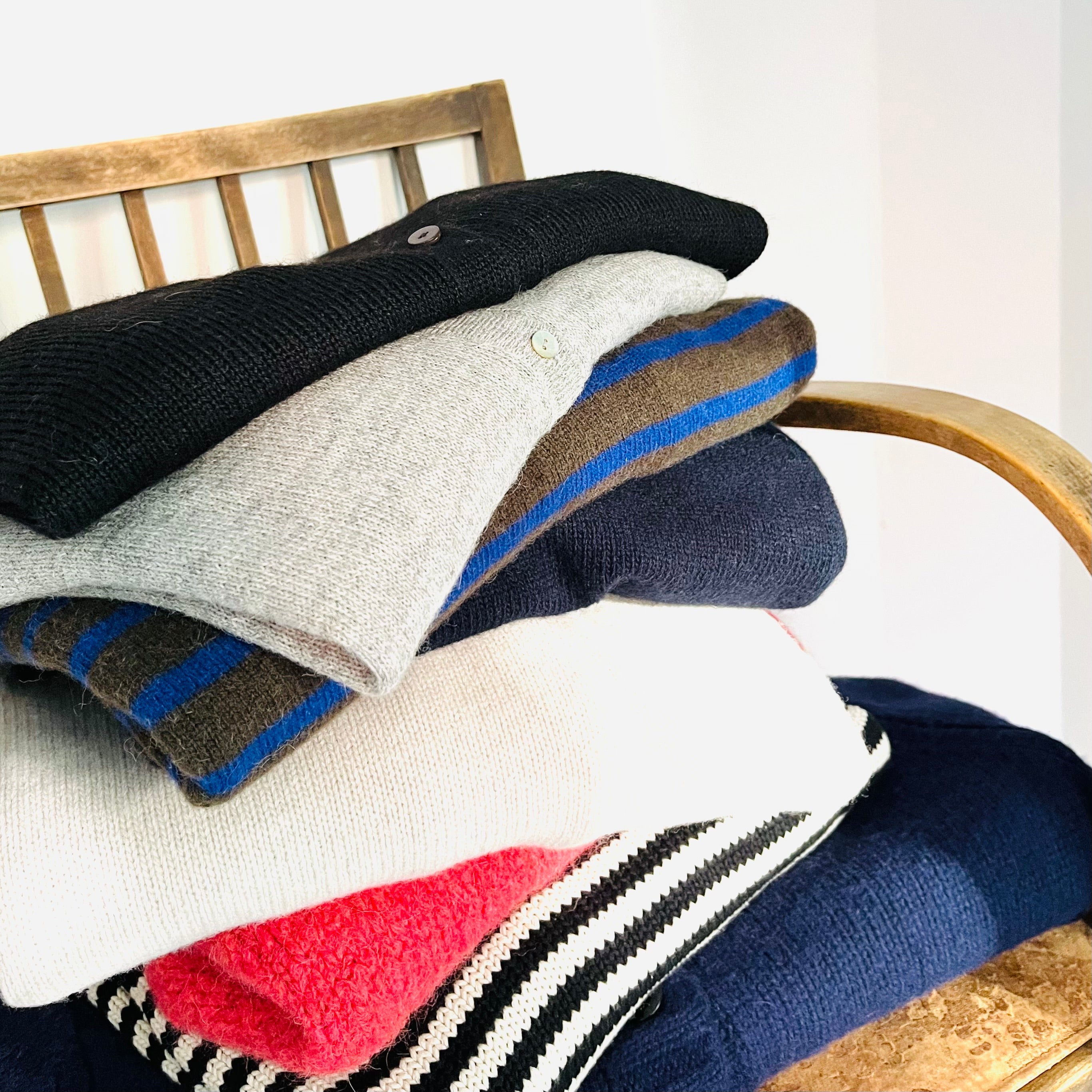 Wool is all you need. I Helmers finder du de skønneste striktrøjer og cardigans af rene, premium naturmaterialer, som GOTS øko bomuld, lammeuld, merino, alpaka, silke, cashmere, yak og lama-uld. 