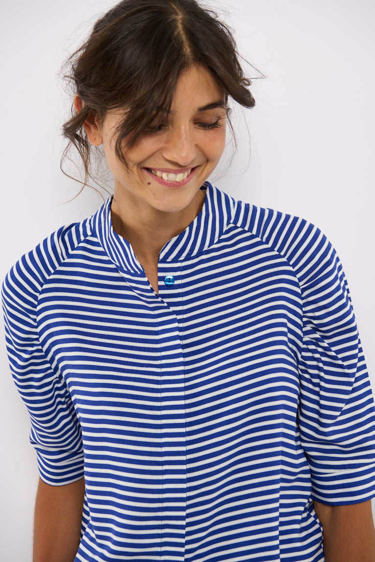 Tolsing Frida skjorte med pufærmer og fine blå og hvide striber