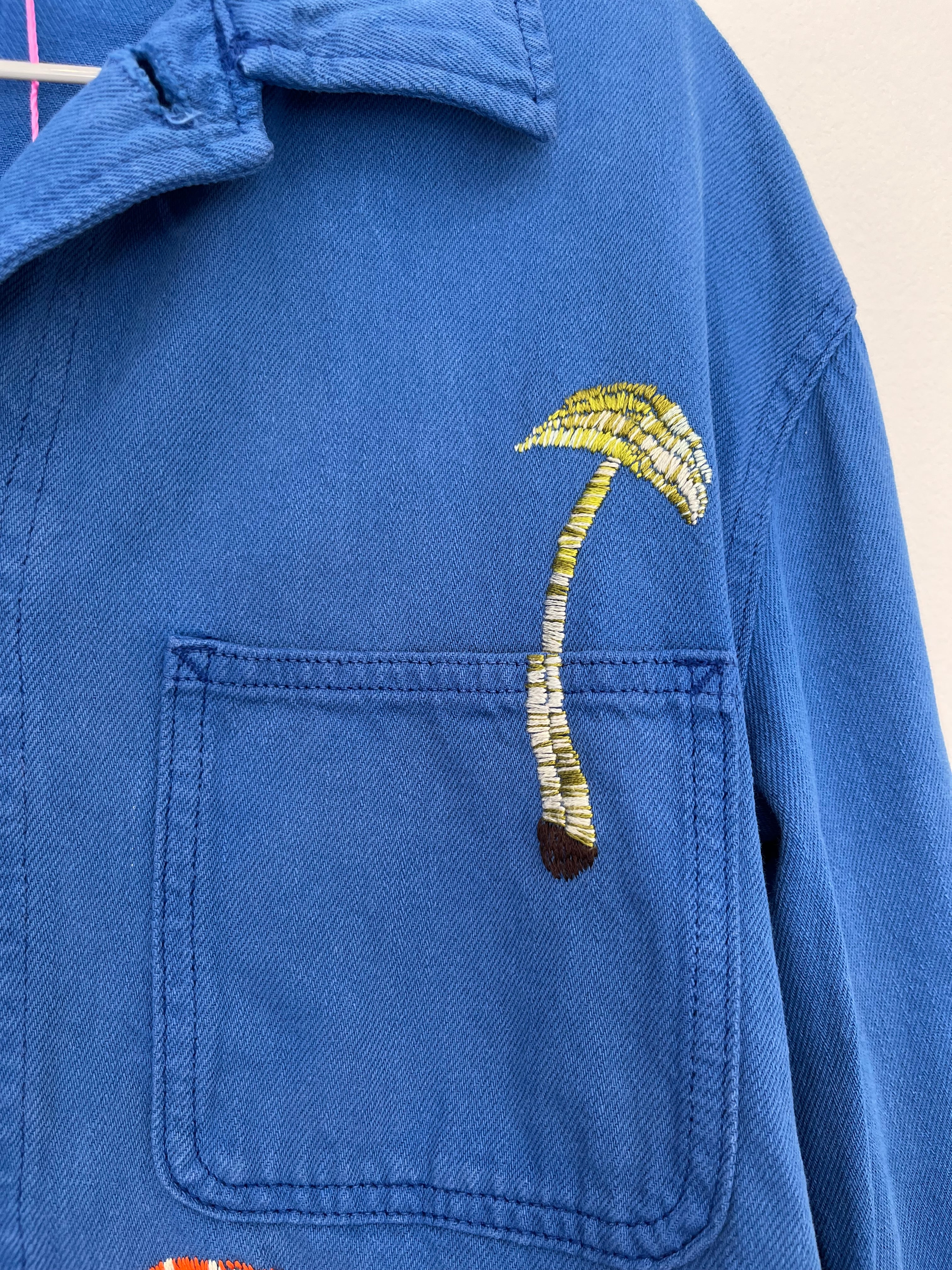 Blå unika overshirt med håndbroderier