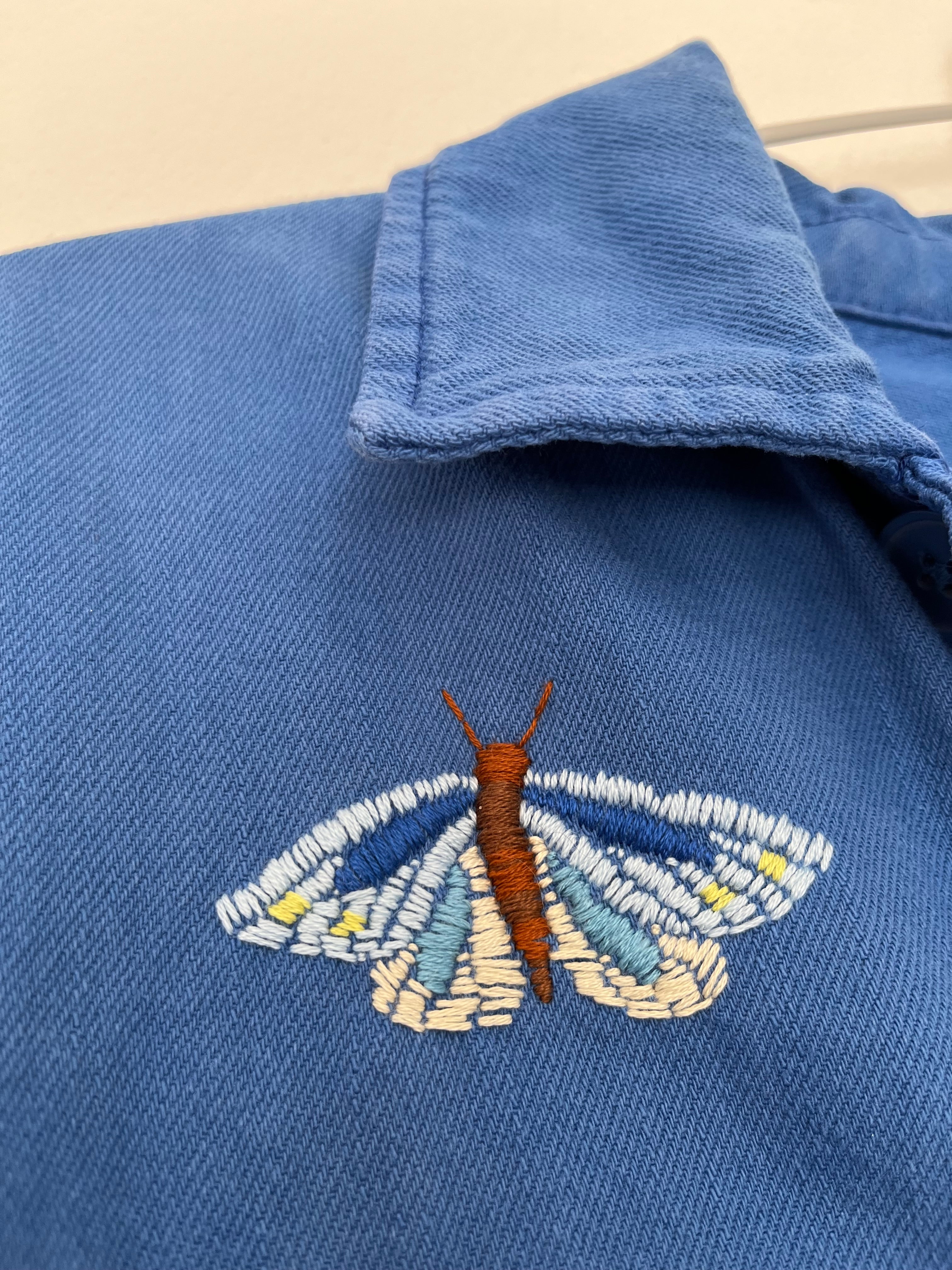 Blå unika overshirt med håndbroderier