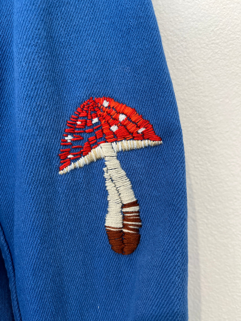 Blå unika overshirt med håndbroderier