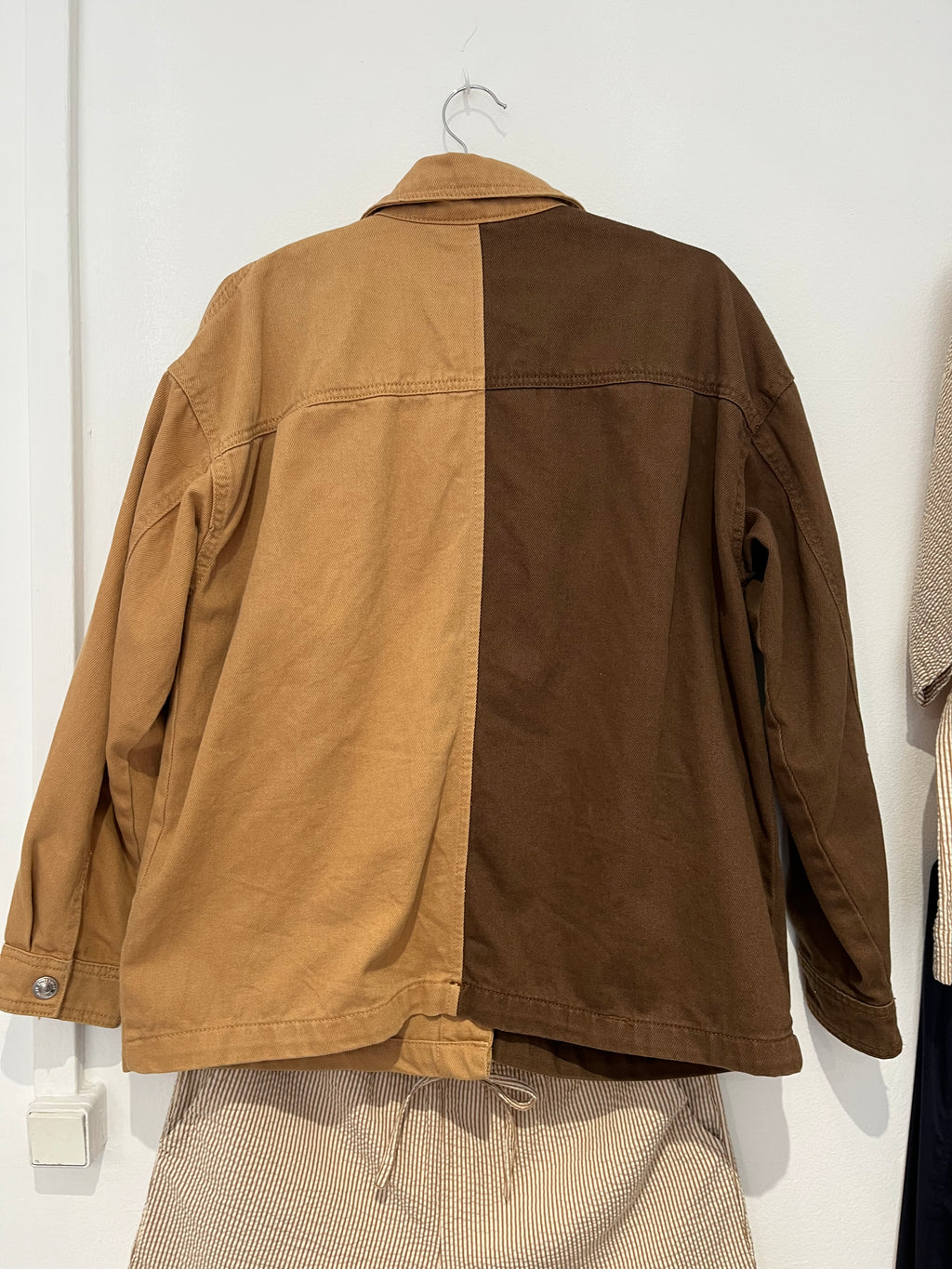 Duo-brun unika overshirt med håndbroderier