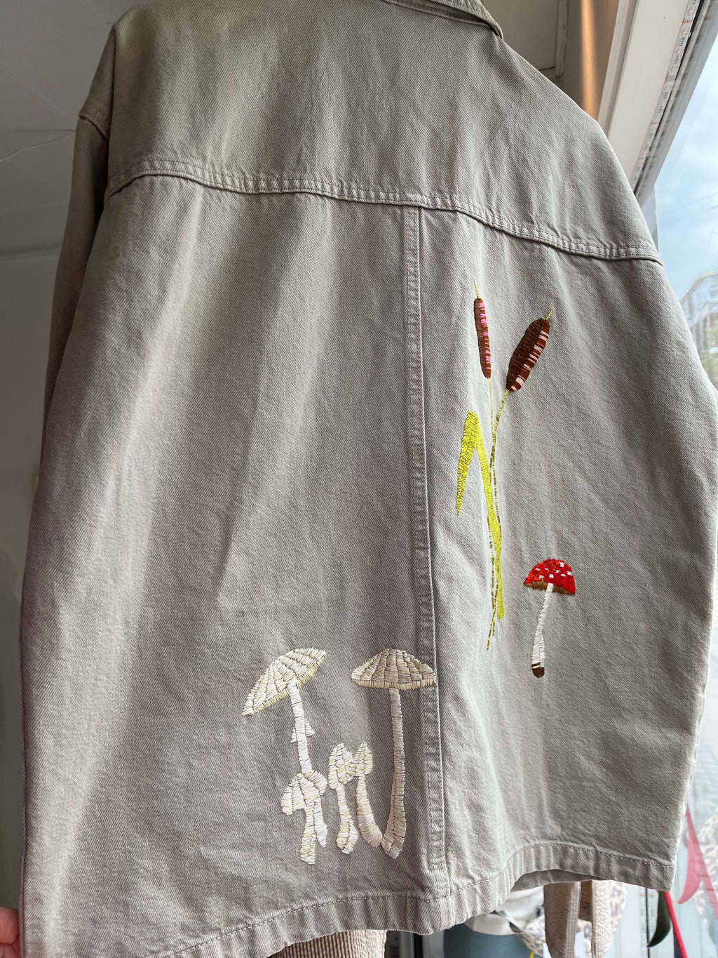 Råhvid unika overshirt lys khaki med håndbroderier