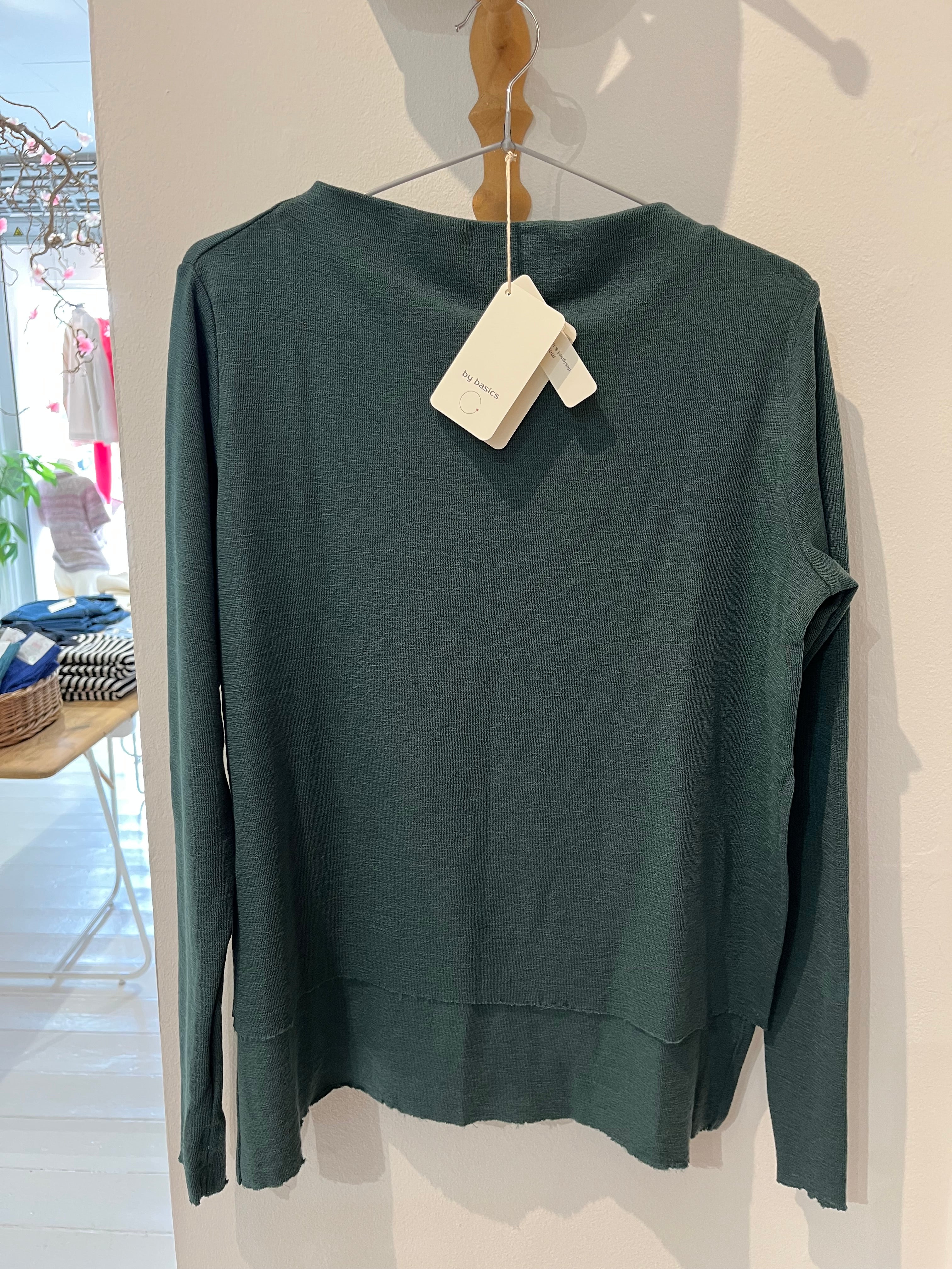 High boat neck merino blouse with slits and sleeves with thumb-holes