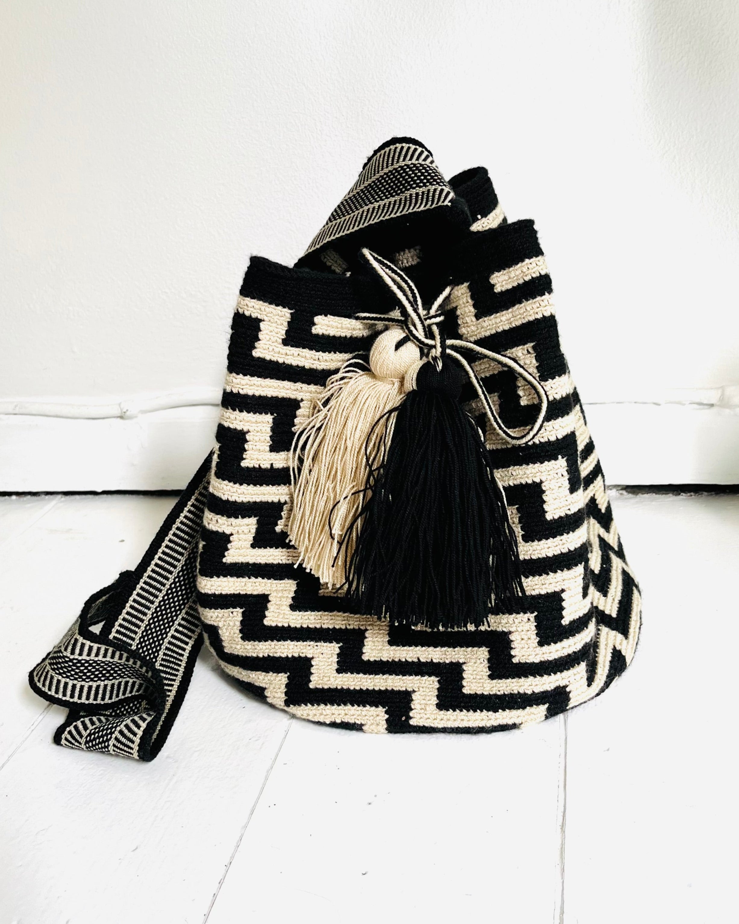 Wayuu unika taske - small - black/beige stairs