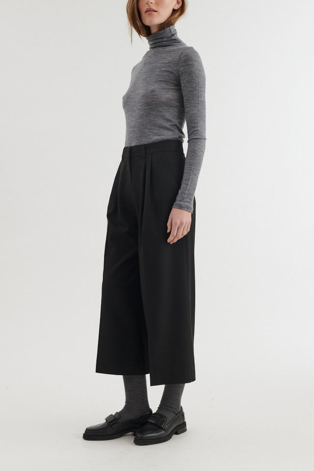 Pleated Marjo cropped pants, black