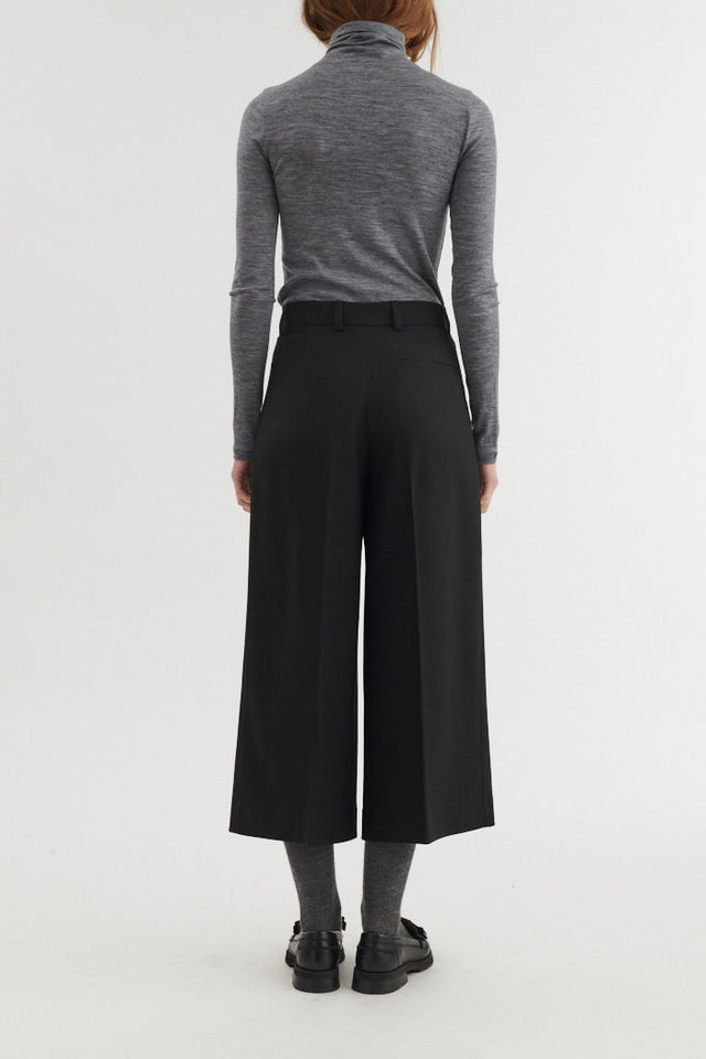 Pleated Marjo cropped pants, black
