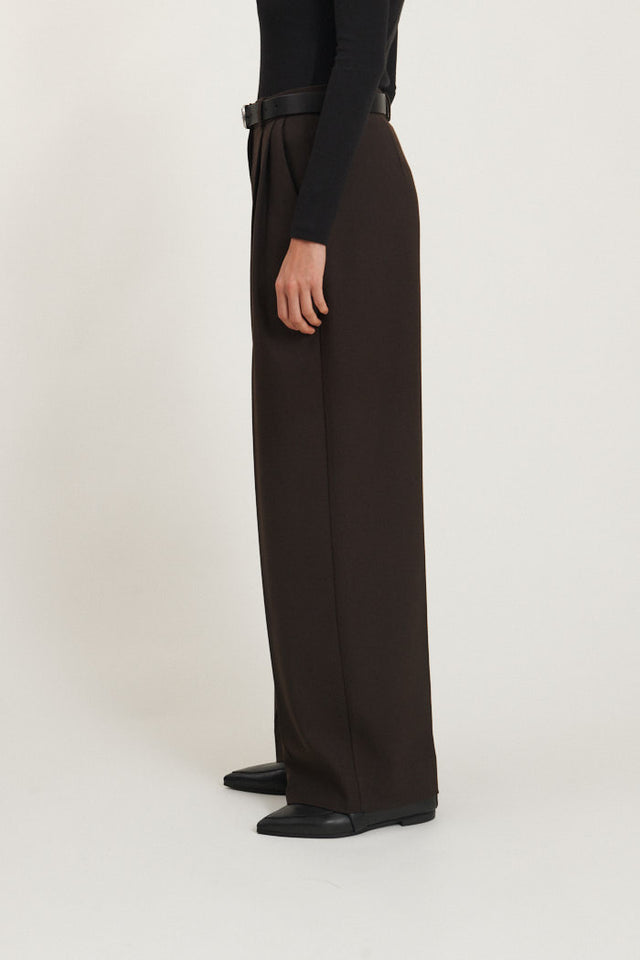 Pleated Marjo pants, chocolate