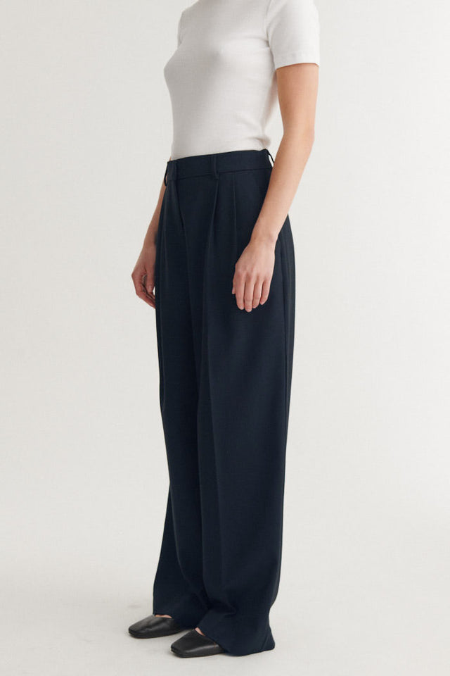 Pleated Marjo pants, navy