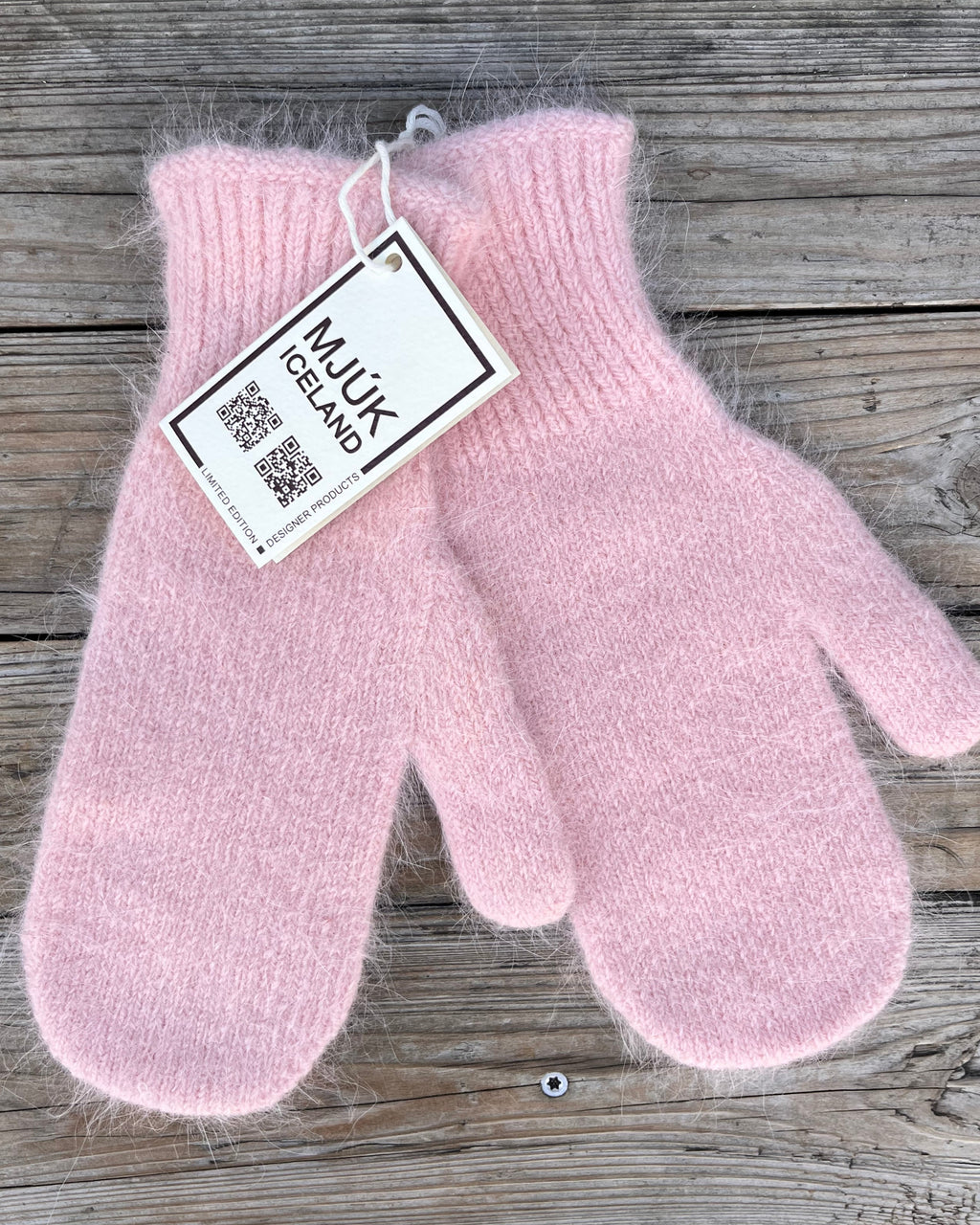 Mjuk Iceland mittens peach pink Helmers Magasin 