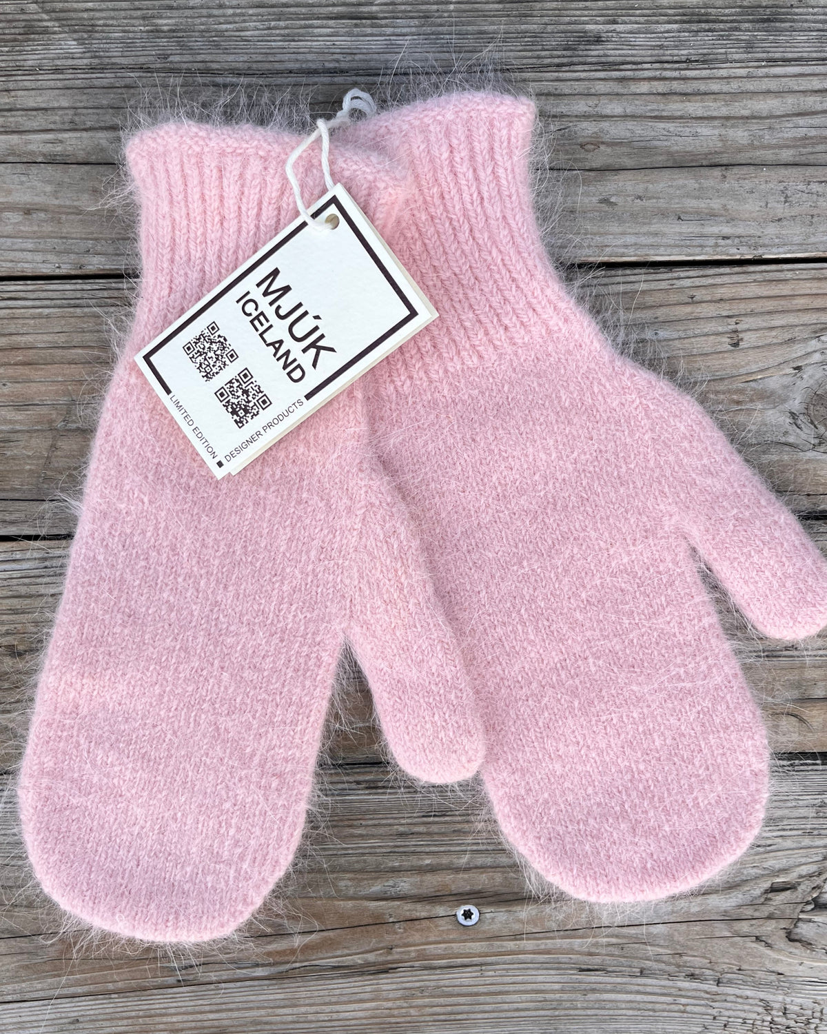 Mjuk Iceland mittens peach pink Helmers Magasin 