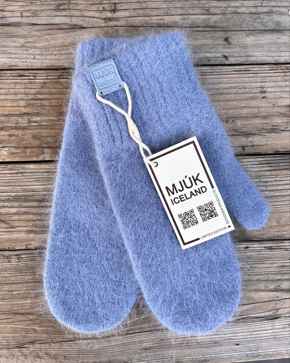 Mjuk Iceland mittens cloudy sky Helmers Magasin