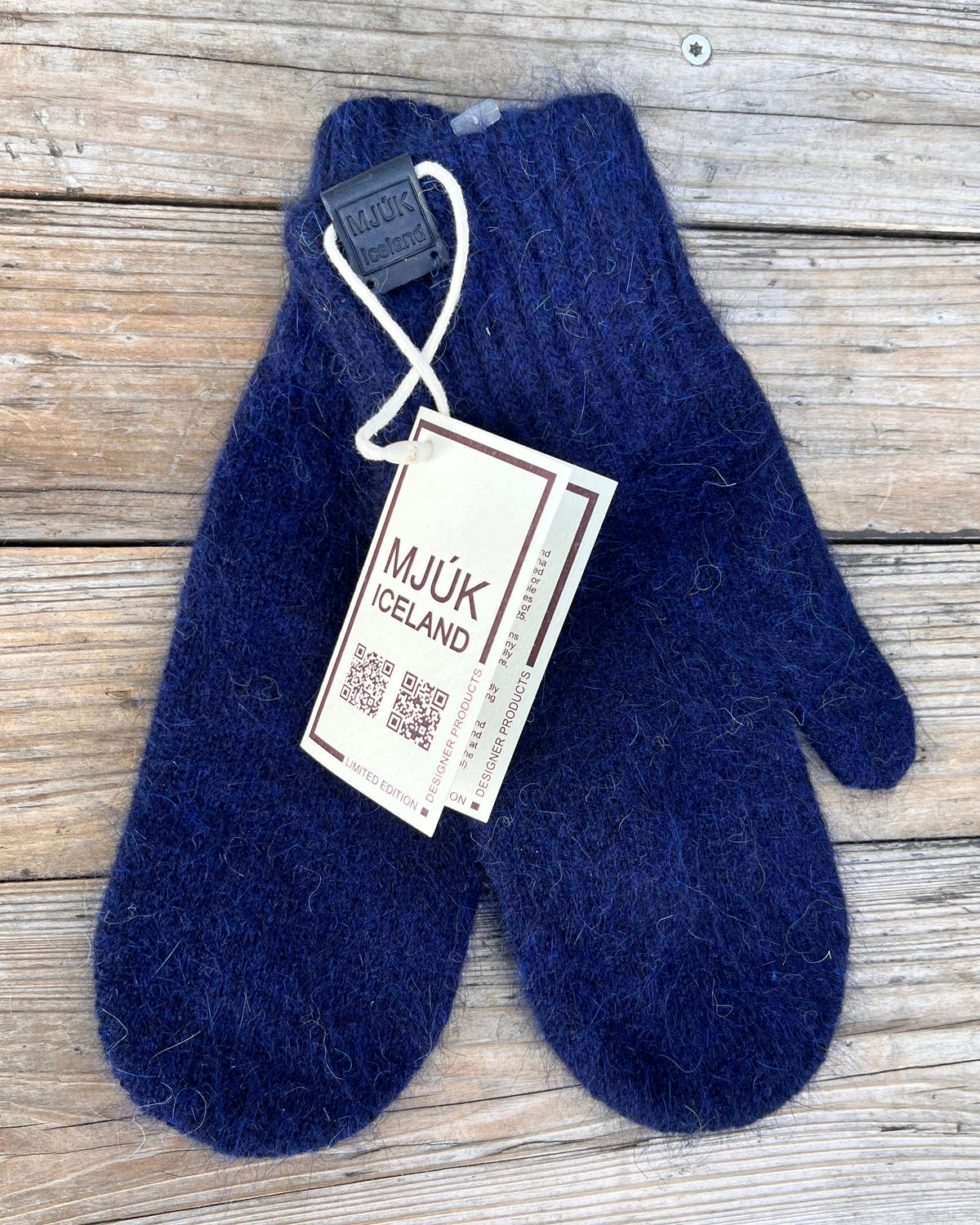 Mjuk Iceland mittens dark navy Helmers Magasin