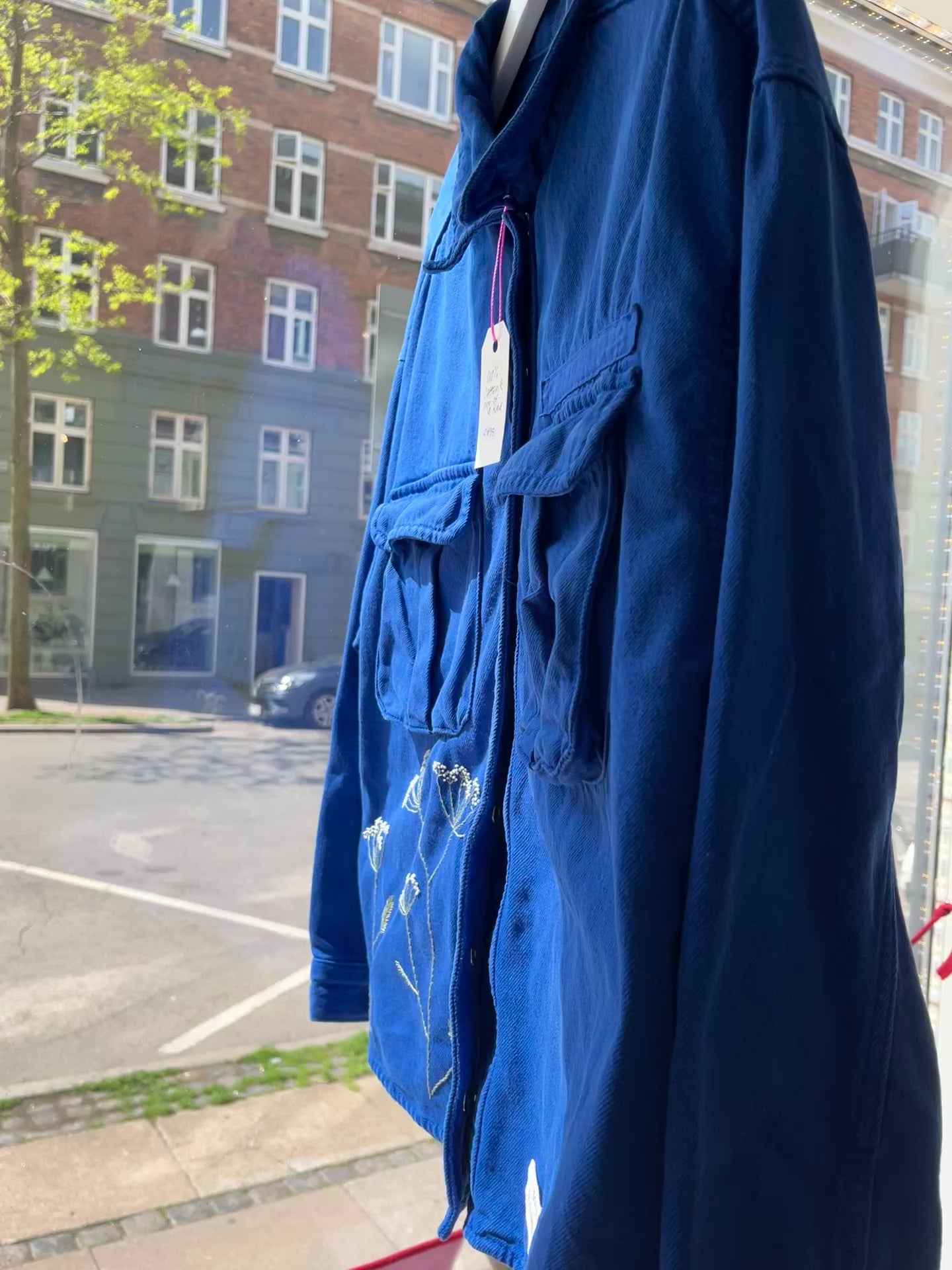 Blå unika overshirt med håndbroderier